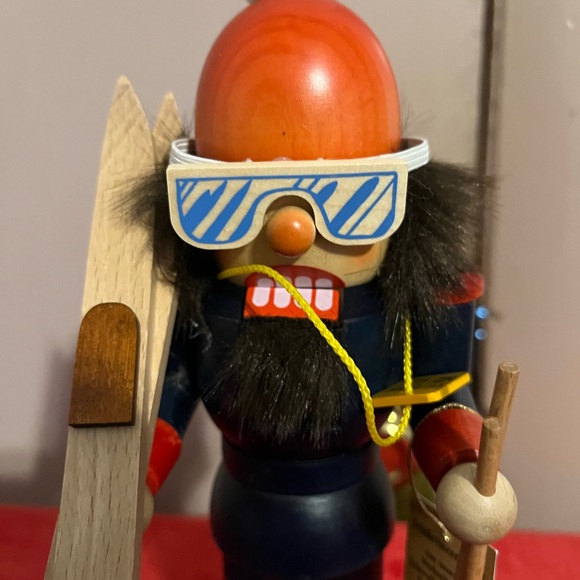 Ski Santa with sunglasses nutcracker - Picture 5 of 13